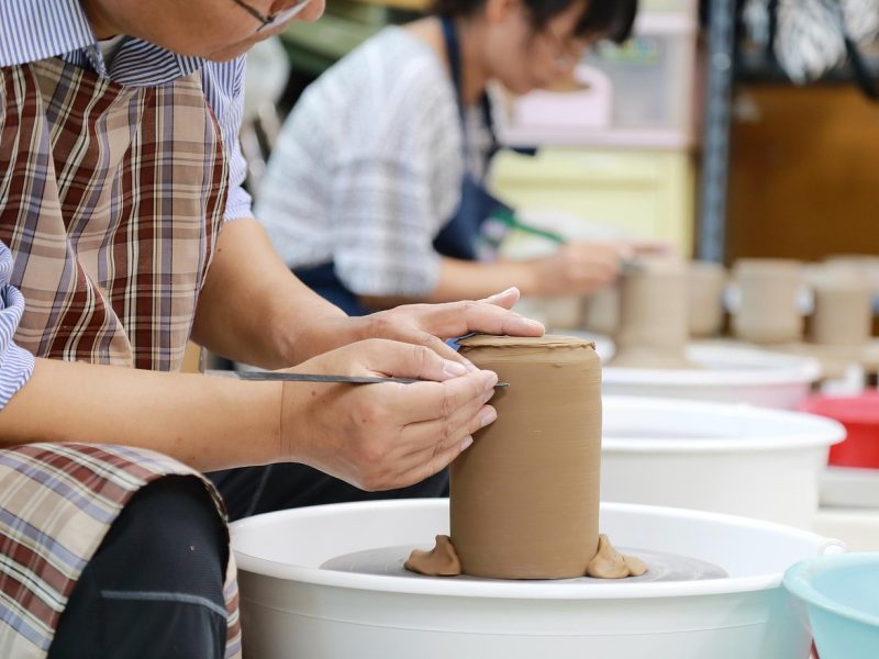 魔音工坊合规校对苏迟在办公桌前逐条核对公开资料页面，手边放着标注用的便签与马克杯，画面整洁有序